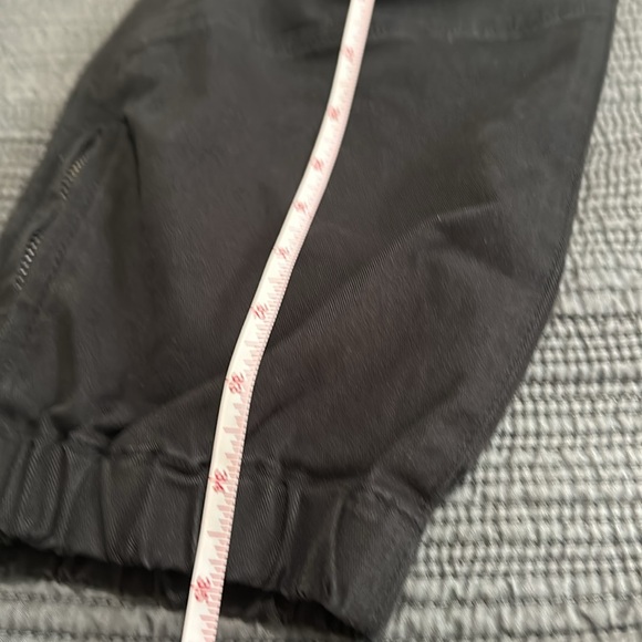 Frame || NWOT || Washed Black Cargo Cropped Pants - Picture 7 of 11